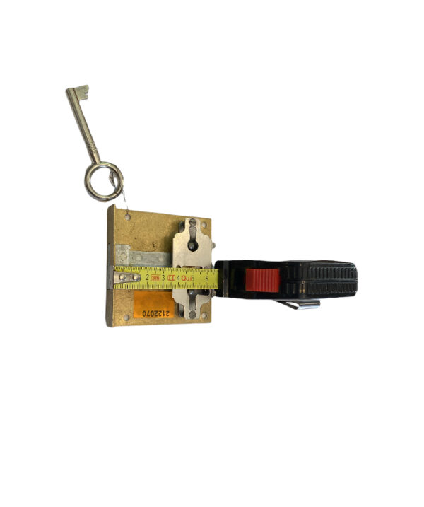 Serrure de meuble de 50 mm en applique, laitonnée et vernis