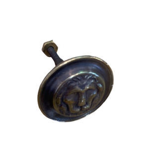 Grand bouton pour meuble style renaissance en laiton estampé creux