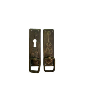 Entrée de serrure avec tirant de porte old style en laiton estampé patiné brun