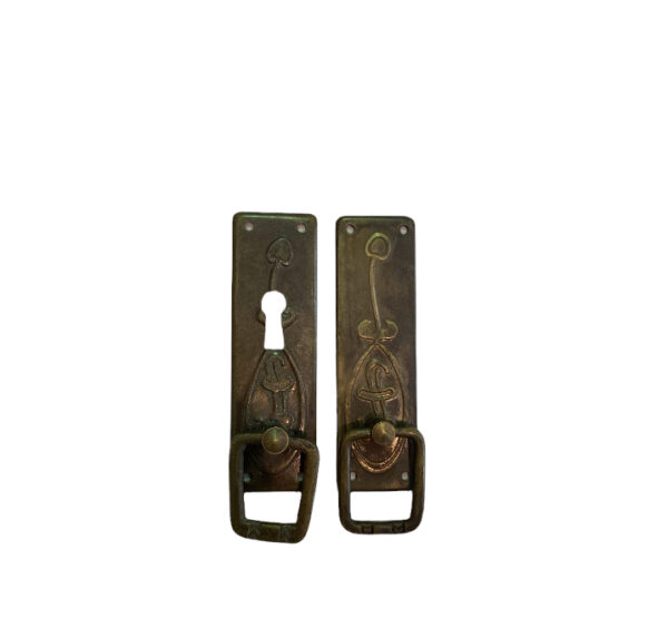 Entrée de serrure avec tirant de porte old style en laiton estampé patiné brun