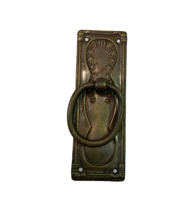 Poignée de meuble old style en laiton estampé patiné