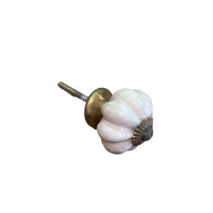 Bouton de meuble en marbre taillé