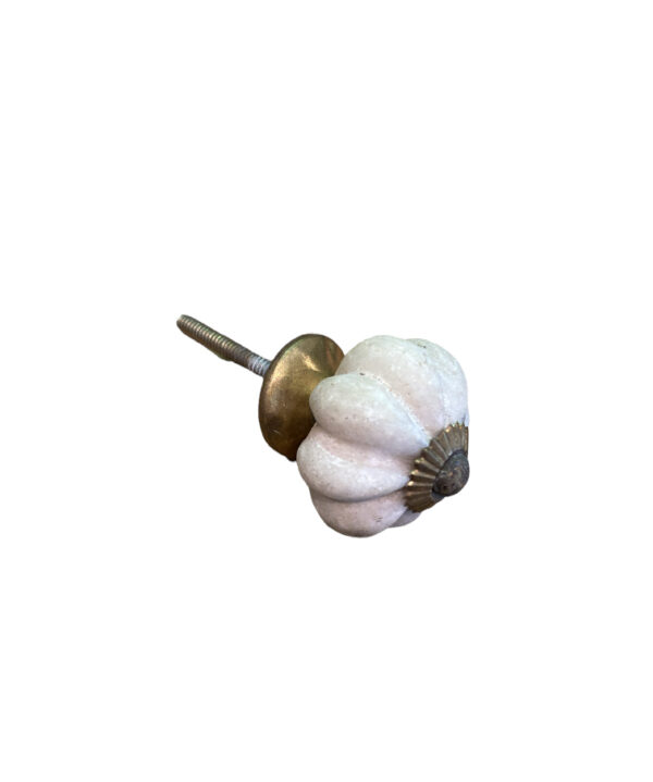 Bouton de meuble en marbre taillé