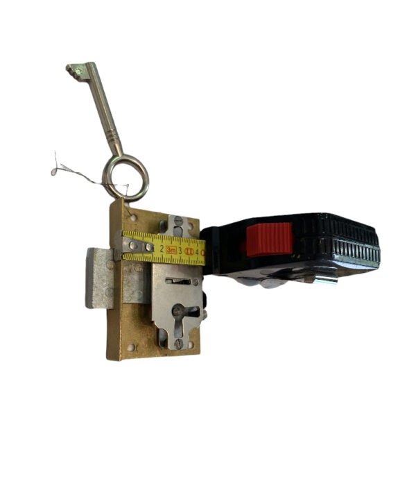 Serrure de meuble de 30 mm en applique, laitonnée et vernis