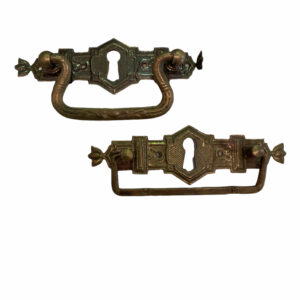 Entrée de serrure avec tirant en laiton estampé bronzé