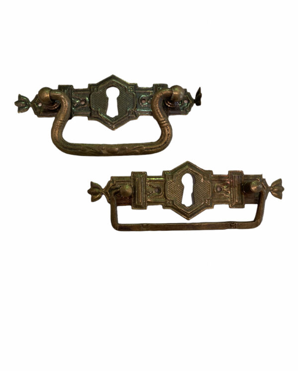 Entrée de serrure avec tirant en laiton estampé bronzé