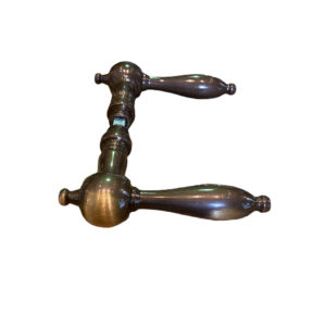 Paire de poignées de porte neuves d’un stock ancien en laiton massif patiné