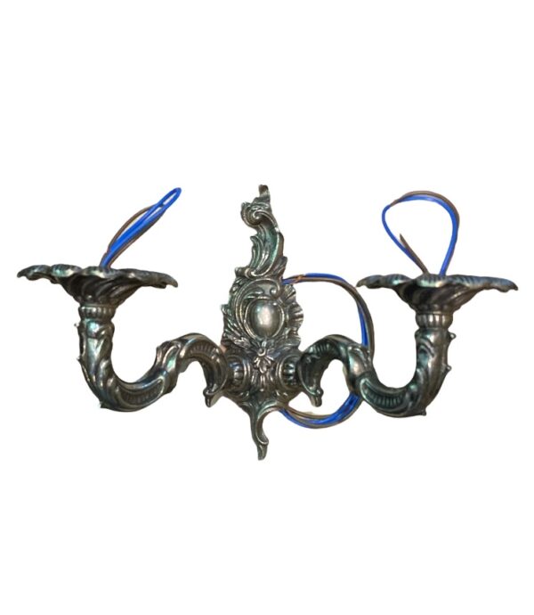 Applique en laiton nickelé patiné avec deux bougies / Wall lamp in patinated nickel-plated brass with two candles / Wandlamp in gepatineerd vernikkeld messing met twee kaarsen