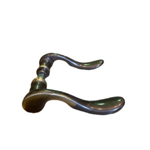 Paire de poignées de porte en laiton massif patiné neuves et anciennes / Pair of patinated solid brass handles from an old stock never used / paar gepatineerde massief messing handgrepen uit een oude voorraad nooit gebruikt