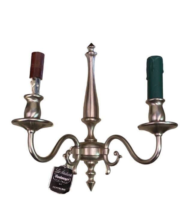 Applique murale en laiton nickelé avec deux bougies ancienne et jamais utilisé de la marque " Des ateliers boulanger lustrerie"/Wall sconce in nickel-plated brass with two candles old and never used from the brand "Des ateliers boulanger lustrerie"/ Wandkandelaar in vernikkeld messing met twee kaarsen oud en nooit gebruikt van het merk "Des ateliers boulanger lustrerie"