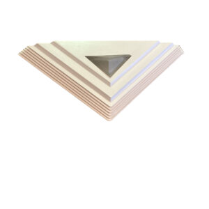 Applique vintage triangulaire en aluminium laqué blanc et en verre. ancienne et jamais utilisée /  Vintage triangular wall lamp in white lacquered aluminum and glass. old and never used/Vintage driehoekige wandlamp in wit gelakt aluminium en glas. oud en nooit gebruikt