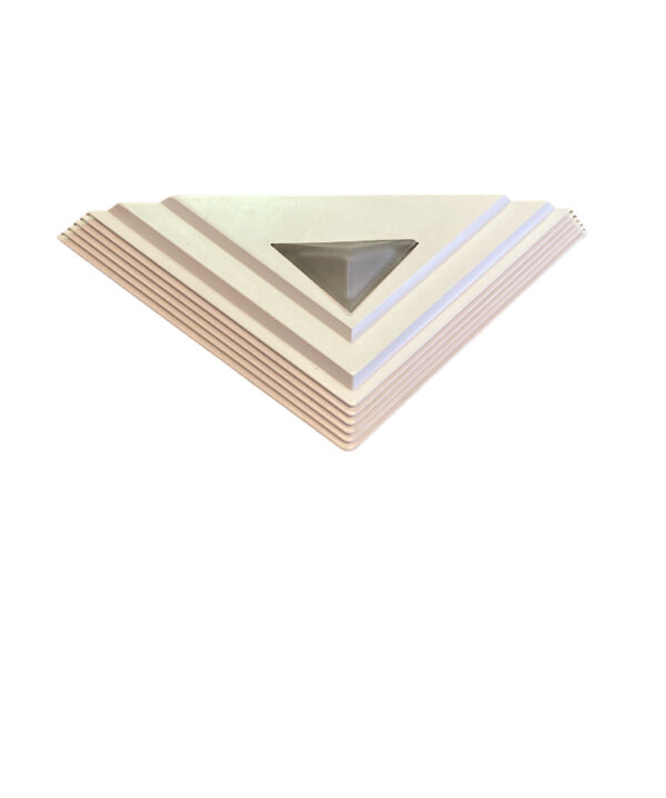 Applique vintage triangulaire en aluminium laqué blanc et en verre. ancienne et jamais utilisée /  Vintage triangular wall lamp in white lacquered aluminum and glass. old and never used/Vintage driehoekige wandlamp in wit gelakt aluminium en glas. oud en nooit gebruikt