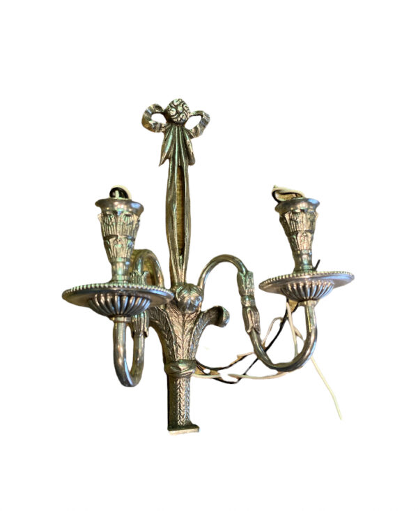 Applique murale en laiton nickelé avec deux bougies jamais utilisé d'une ancienne lustrerie de la marque " les ateliers boulanger "/Wall sconce in nickel-plated brass with two candles, never used, from an old chandelier from the brand "les ateliers boulanger" / Wandkandelaar in vernikkeld messing met twee kaarsen, nooit gebruikt, van een oude kroonluchter van het merk "les ateliers boulanger"